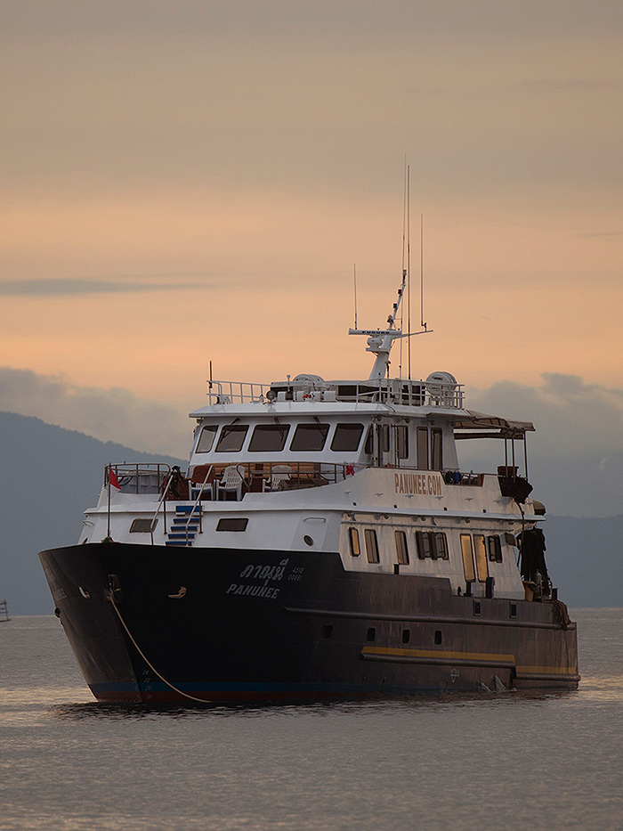 コモド諸島／パヌニー／コモドクルーズ